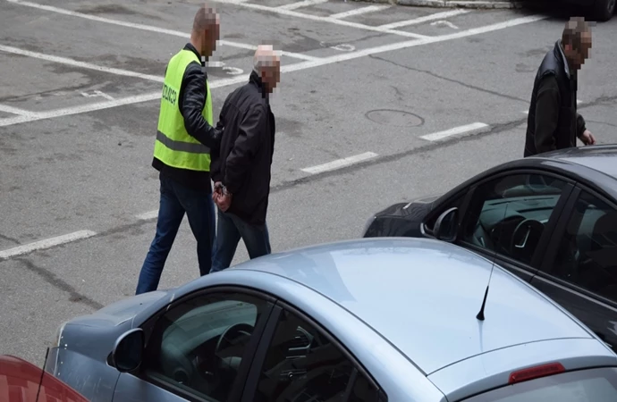 Wspólne działania policjantów z Olsztyna, Elbląga i Szczytna pozwoliły zatrzymać dwóch oszustów, wyłudzających pieniądze „na wnuczka”.