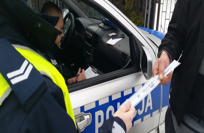 Policjanci ukarali dwóch mieszkańców Nidzicy, którzy próbowali łapać „stopa” na drodze szybkiego ruchu.