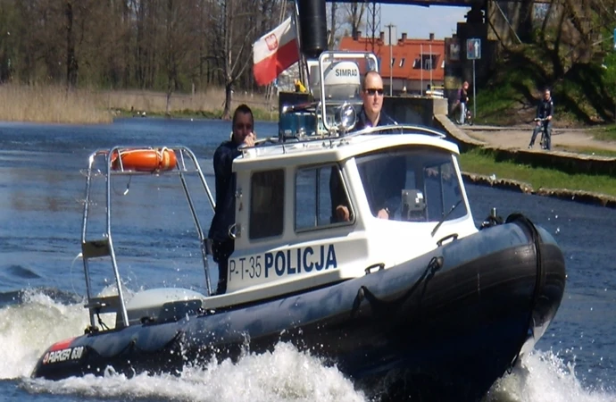 Brawura spowodowała, że wypoczywający w Mikołajkach mieszkaniec Śląska spadł ze skutera wodnego, który potem zderzył się z łodzią.