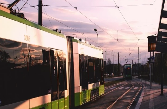 {Olsztyński Zarząd Dróg, Zieleni i Transportu rozpoczął akcję dotyczącą ostrożności podczas korzystania z komunikacji miejskiej.}