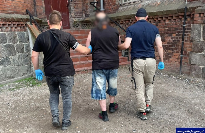 Olsztyńscy policjanci zatrzymali mężczyznę, który brał udział w oszustwie „na policjanta”.